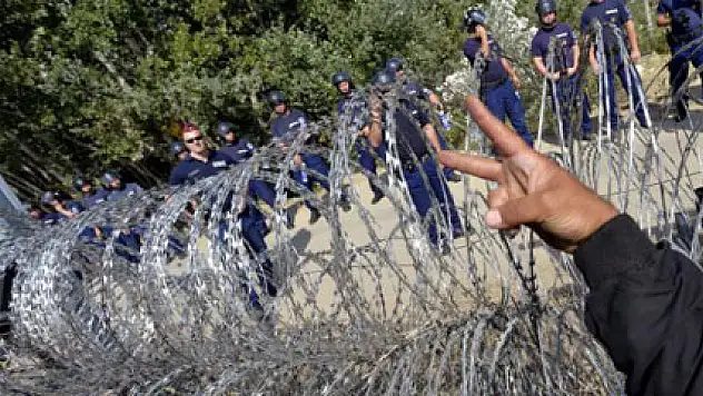 Macaristan, Hırvatistan sınırına tel örgü çekmeye başladı
