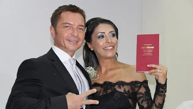 Ünlü spiker şehitler için siyah gelinlik giydi