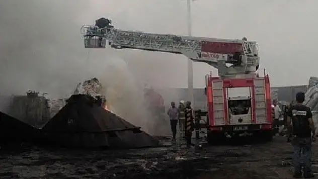 Kağıt fabrikasında korkutan yangın