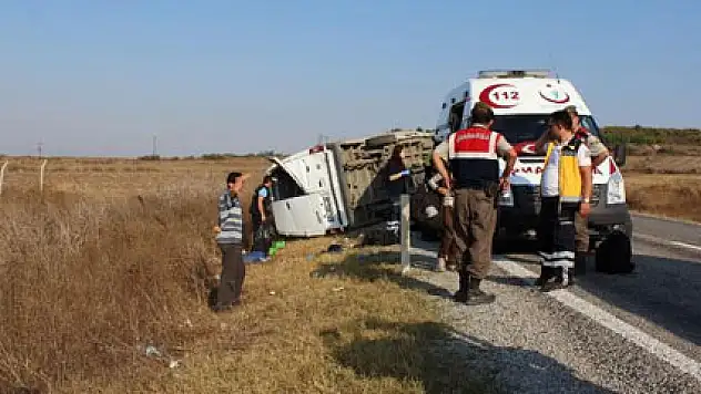Mültecileri taşıyan minibüs kaza yaptı: 17 yaralı