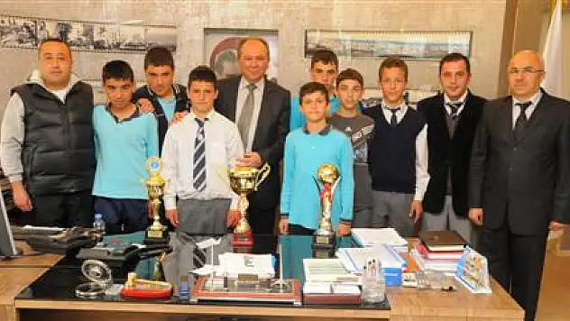 Burma'dan eşofmanlı destek