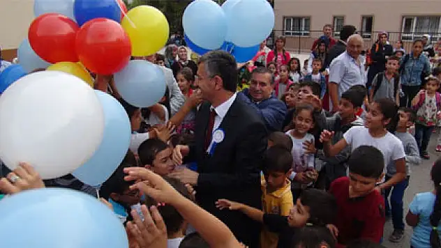 Okul açılışında balon izdihamı