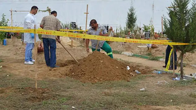 Mezarlık şakası polisi alarma geçirdi