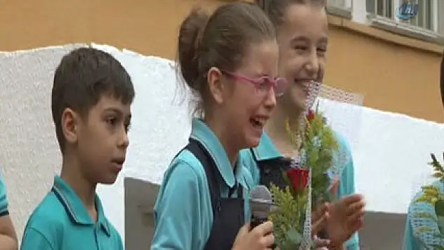 Sahnede heyecandan gözyaşlarına boğuldu