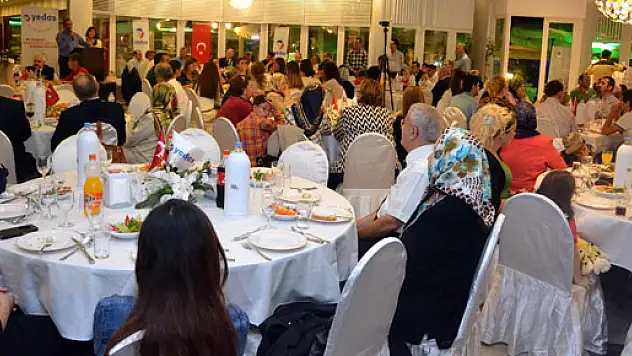 YEDAŞ'ın 'rol model' gecesindeTürkoğlu, 'anne hasretini' giderdi