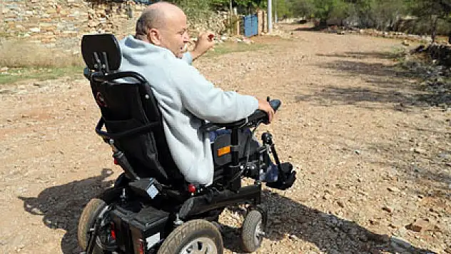 Akülü sandalyesi var ama gidecek yolu yok