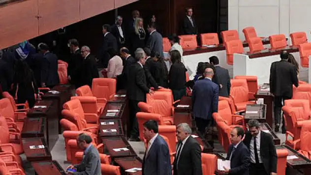 HDP'li milletvekileri salonu terk etti