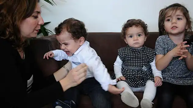 Aralarında 2 yaş fark olmasına rağmen üçüzler