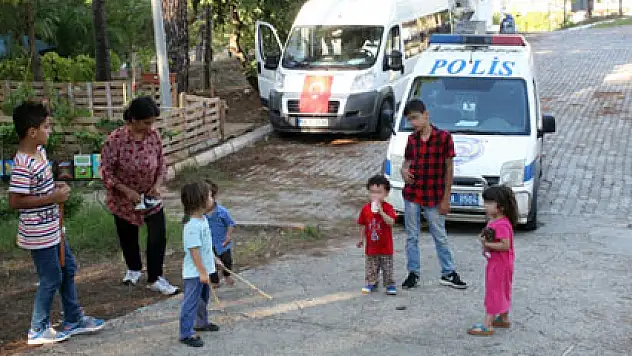 Polisi görünce sığınmacıları bırakıp kaçtı