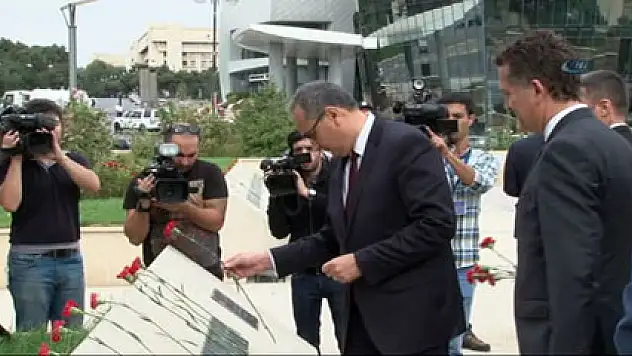 Bakan Aşcı, Bakü'de Türk şehitliğini ziyaret etti