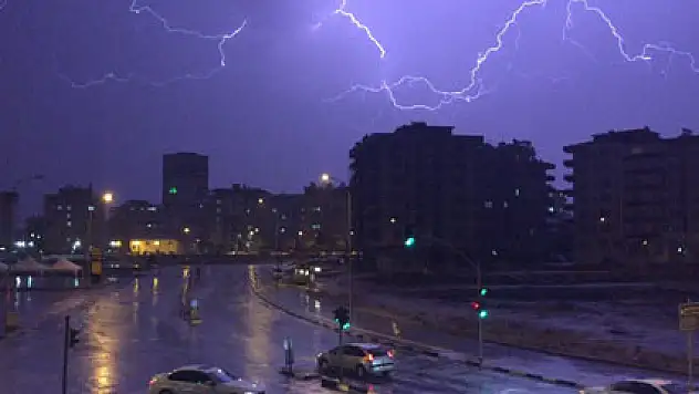 Şimşeklerin dansı geceyi aydınlattı