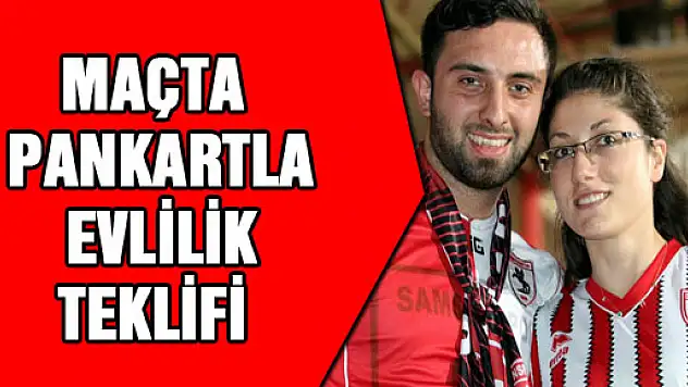 MAÇTA PANKARTLA EVLİLİK TEKLİFİ 