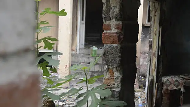 Metruk binalar batakhaneye döndü