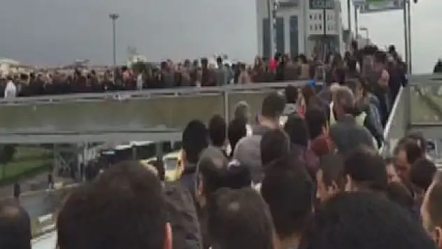 Metrobüs üst geçidinde insan seli