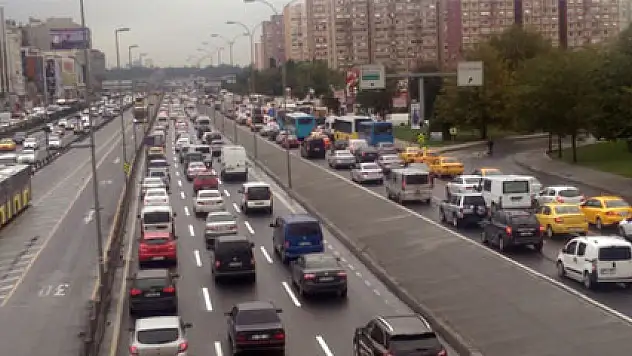 İstanbul'da yağmur trafiği de beraberinde getirdi