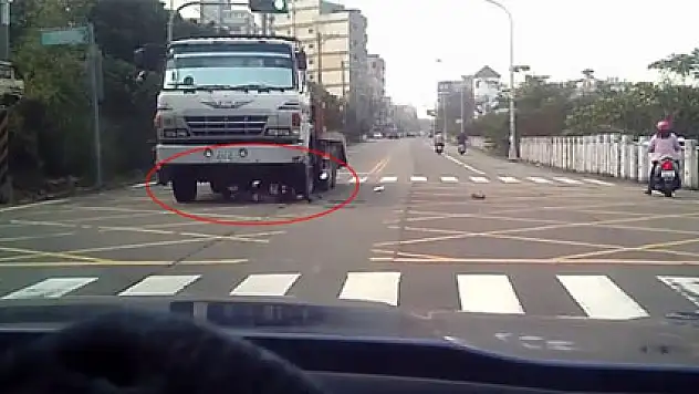 Motosikletli kamyonun altında kaldı