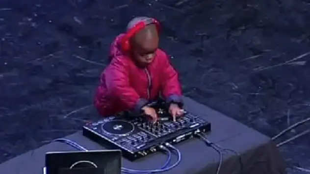 4 yaşındaki DJ görenleri şaşırttı