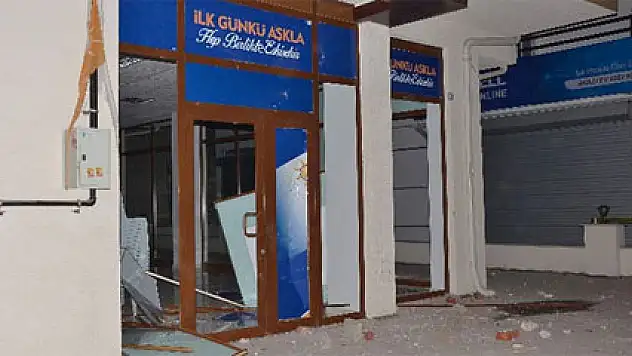 AK Parti afişlerinin olduğu dükkana saldırı