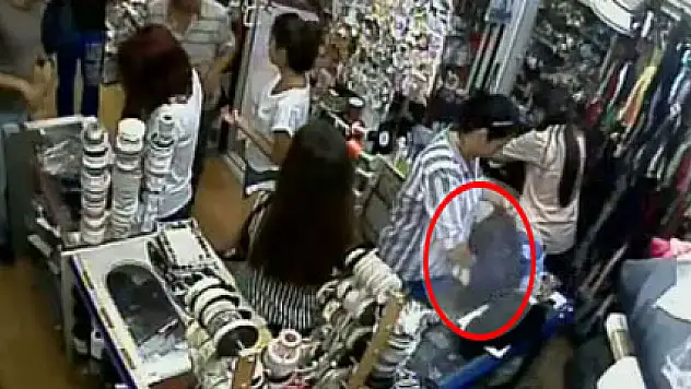 Liseli kıza hırsızlık şoku! O anlar kamerada