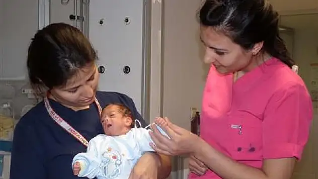 Bağırsakları dışarıda doğdu