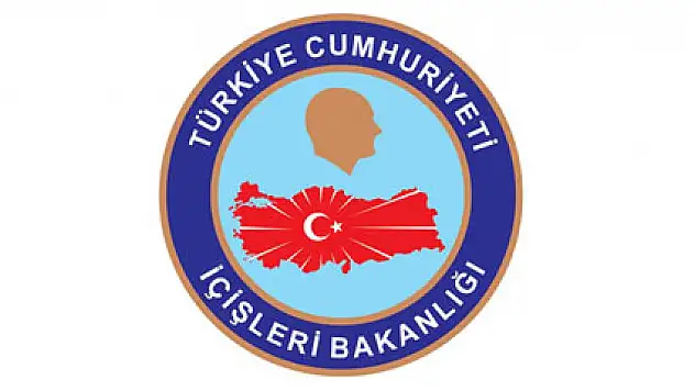 O fotoğrafla ilgili 2 kişi görevden alındı