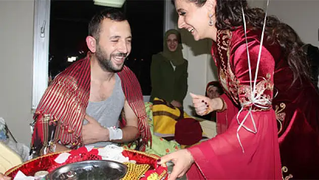 Damat hastalanınca gelin kınayı acil serviste yaptı