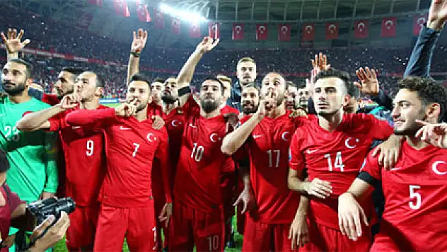 Milliler soyunma odasında zaferi böyle kutladı!