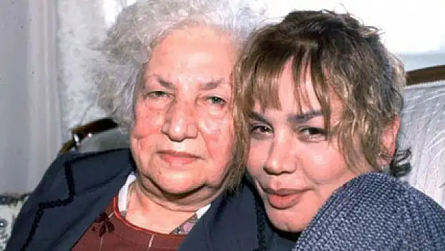 Sezen Aksu annesini yalnız bırakmıyor