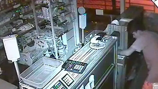 Hırsız çaldıdığı paraları kontrol etti!