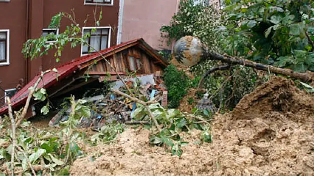 Karadeniz'i heyelan vurdu, evler toprak altında kaldı!