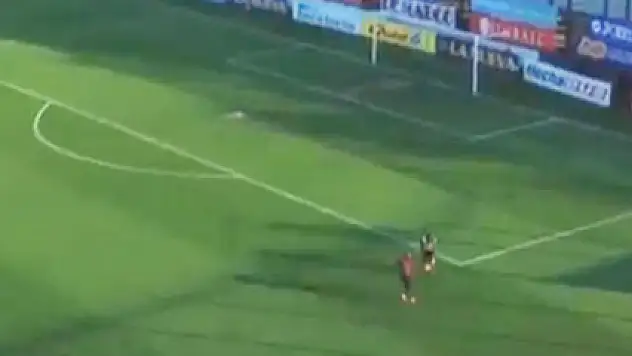 Topu boş kaleye yuvarlayamadı