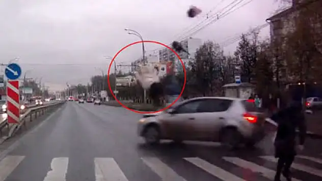 Otomobil yayaların arasına daldı