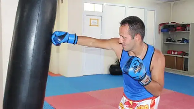 Gündüz zabıta, akşam kick boksçu