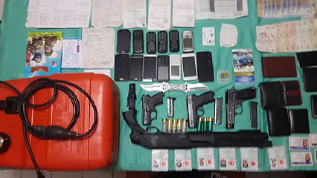 İnsan kaçakçılarının evinden cephanelik çıktı