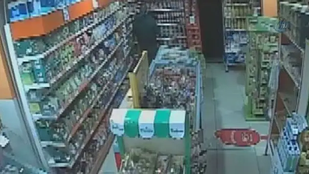 Bal hırsızını sopayla kovaladı