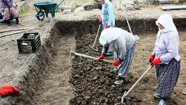 Medeniyetin izlerini kadın işçiler çıkarıyor