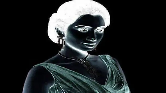 30 saniye boyunca burnundaki noktaya bakın ve...