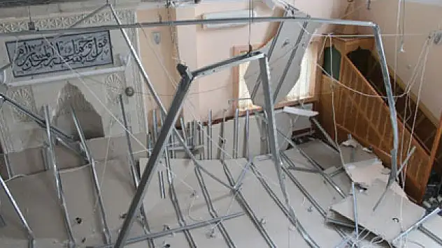 Cuma namazı sırasında caminin tavanı çöktü