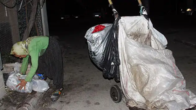 İlaçlarını alabilmek için şafak vakti atık kağıt topluyor