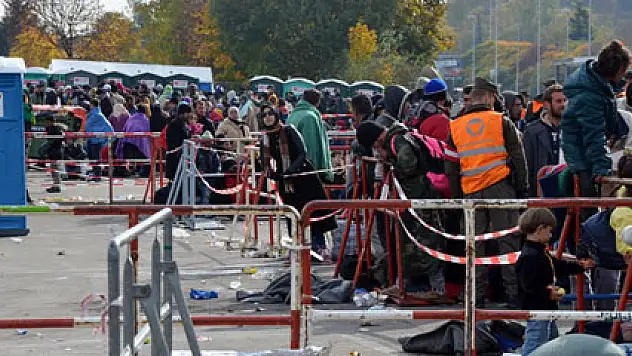 Sığınmacılar çoluk çocuklarıyla sınır kapılarında