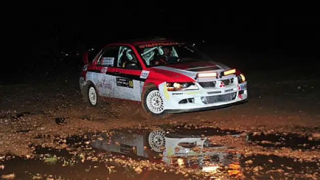 Gece rallisi nefes kesti