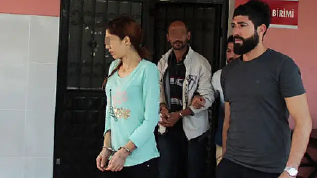 Sifonu çekemeden uyuşturucularla yakalandılar