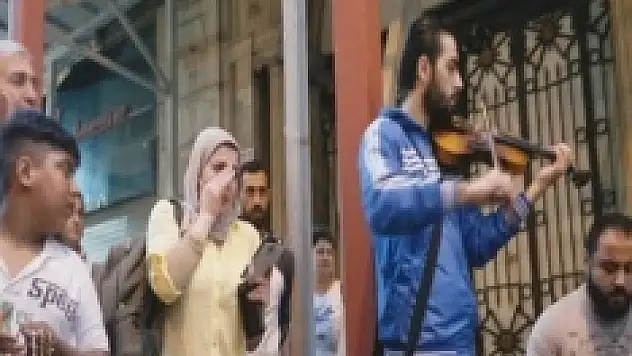 Arapça ezgiler Suriyeli kadını gözyaşlarına boğdu