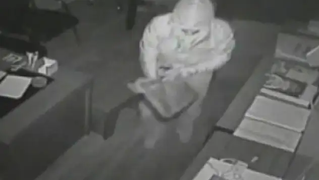 İşyerinin kepenklerini kırıp, hırsızlık yaptılar