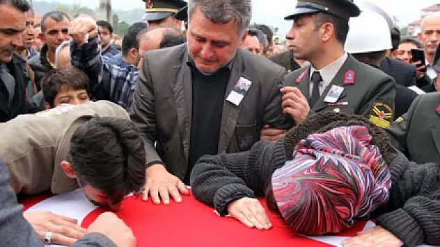 On binler şehidine ağladı