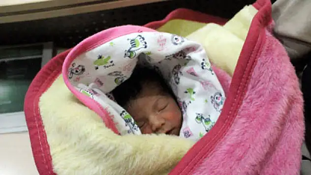 Yeni doğmuş bebeği tuvalete bıraktılar