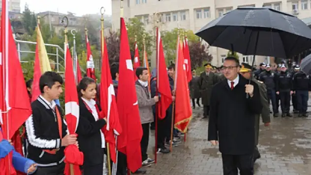 Protokol şemsiyeli, öğrenciler sırılsıklam