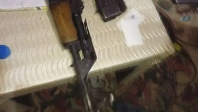 Çete üyesinin yatağından kalaşnikof çıktı!