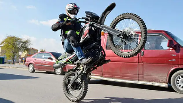 Trafikte tehlikeli akrobasi