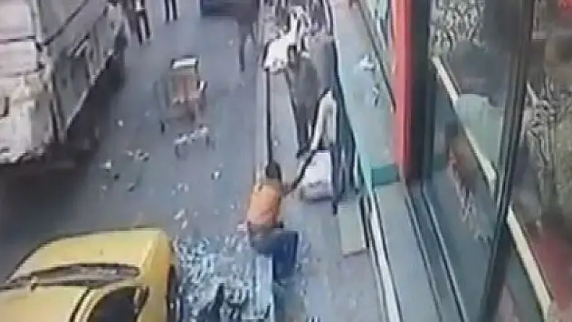 Senegalli genci 3. kattan aşağı böyle attılar